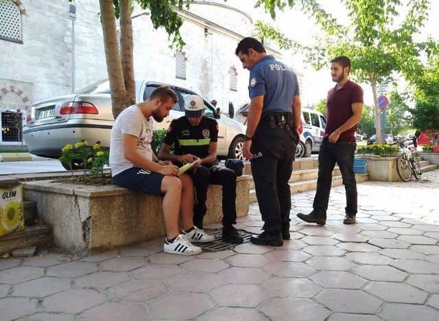 Trafik Polislerinden Önce Yardım Sonra İşlem