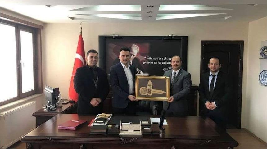 Kursiyerler Kaymakam&rsquo;ın Resmini Deri Tabloya Yapıp Hediye Ettiler