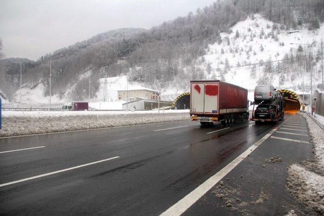 Bolu Dağı’nda Kar Yağışı Durdu, Trafik Normale Döndü