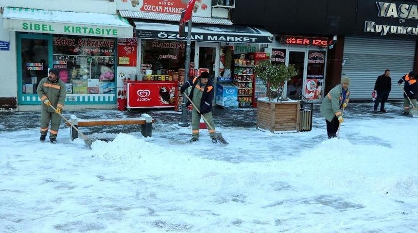 Yozgat Belediyesi 120 Personelle Karla M&uuml;cadele Ediyor