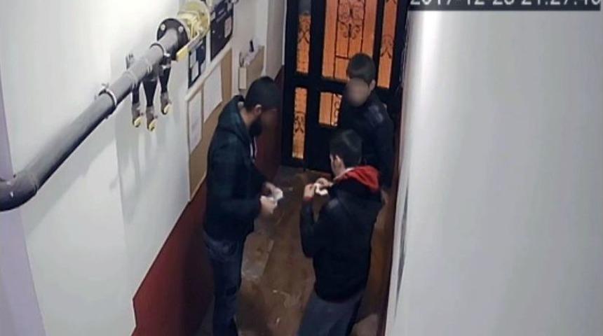 Apartman Girişinde Uyuşturucu Alışverişi Kamerada