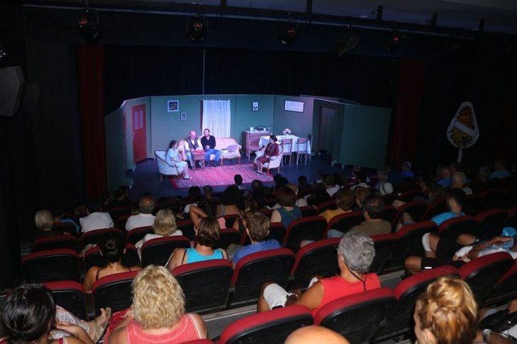 Kuşadası Tiyatro Festivali Devam Ediyor G1