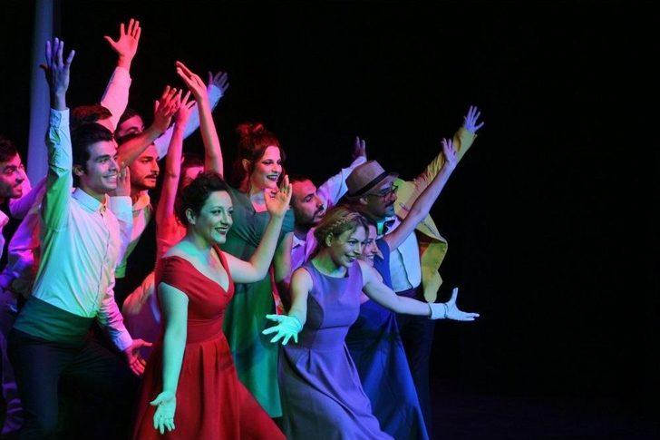 Kuşadası Tiyatro Festivali Devam Ediyor G3