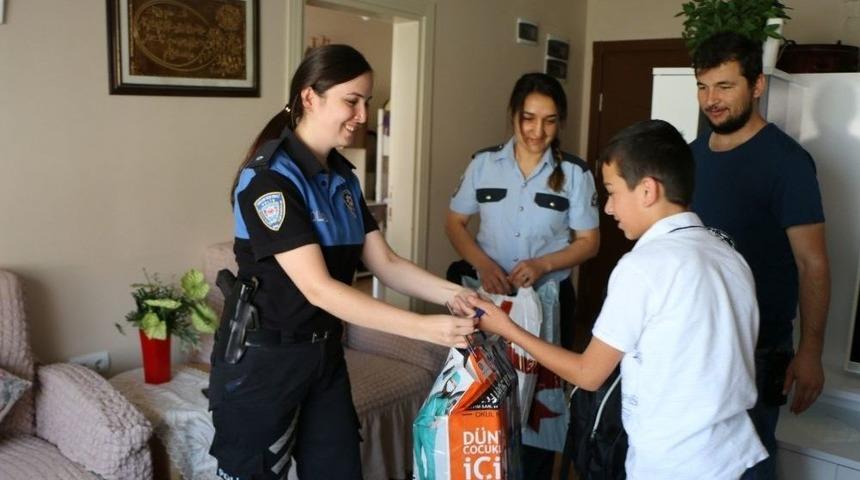 Kars Polisi Kırtasiye Malzemesi Dağıttı