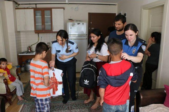 Kars Polisi Kırtasiye Malzemesi Dağıttı