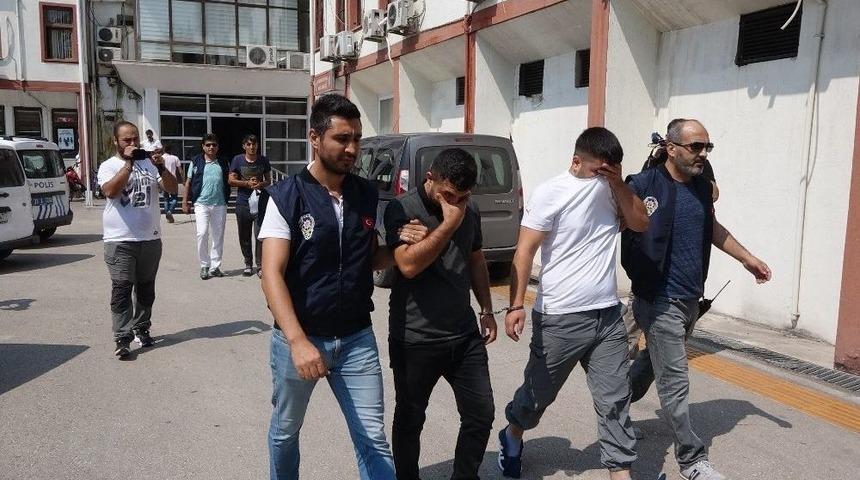 Mersin&rsquo;de Bir İş Yerinden &Ccedil;elik Kasa &Ccedil;alınma Anı Kamerada