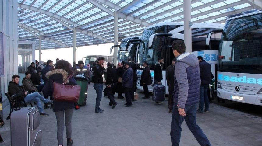 Kar Ve Tipi Doğu&rsquo;da Yolları Kapattı