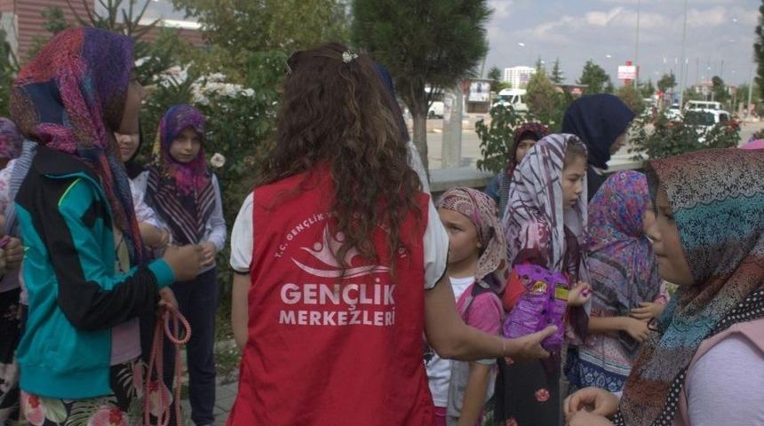 G&ouml;n&uuml;ll&uuml; Gen&ccedil;lerden Cami Ziyareti