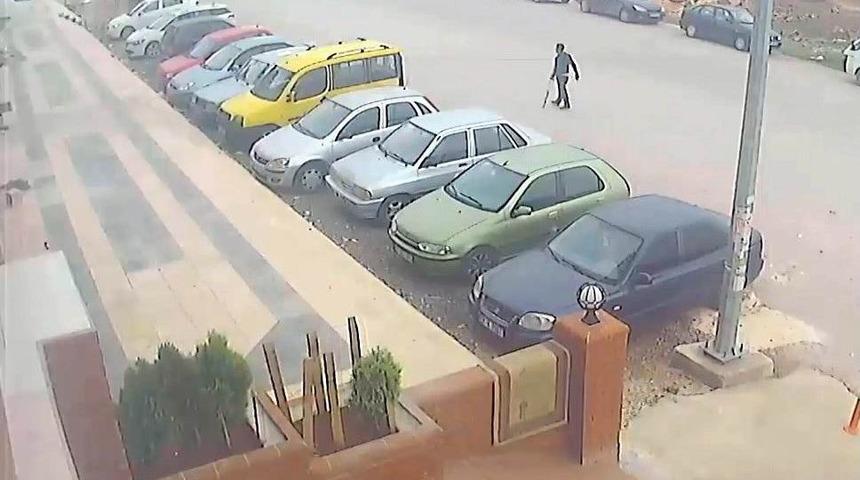 Koltuk Değnekli Hırsız G&uuml;venlik Kameralarına Yakalandı