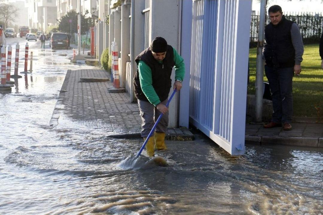 Metro &Ccedil;alışması Sırasında Ana Su Borusu Patladı Yollar G&ouml;le D&ouml;nd&uuml;