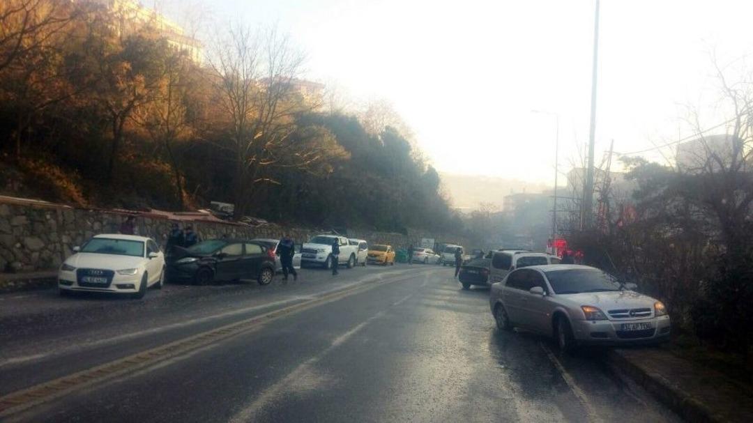 (&ouml;zel Haber) Sarıyer&rsquo;de Buzlanma Nedeniyle 9 Ara&ccedil; Birbirine Girdi