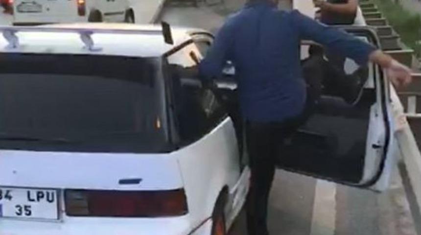 Abartı Egzozlu Aracı Bağlanınca Yumrukla Camlarını Kırdı