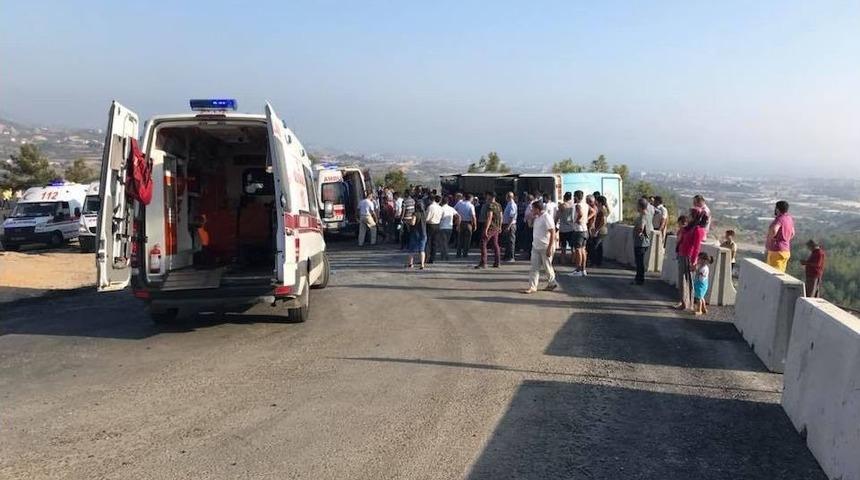 Alanya’da Kermes Dönüşü Freni Patlayan Otobüs Devrildi, Yaralılar Var