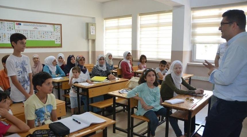 Suriyeli &Ccedil;ocuklar Yaz Kurslarında T&uuml;rk&ccedil;e &Ouml;ğreniyor