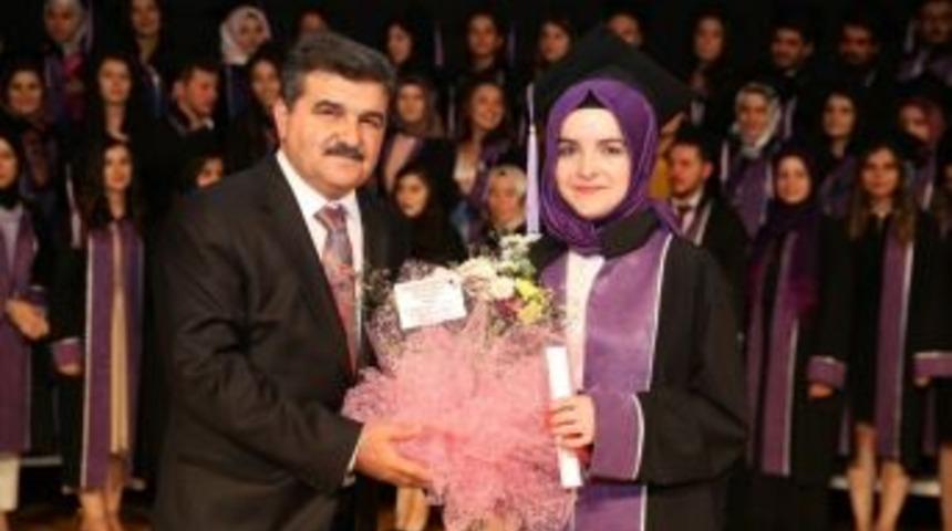 Başkan Memduh B&uuml;y&uuml;kkılı&ccedil; Gen&ccedil; Diş Hekimlerine Başarılar Diledi