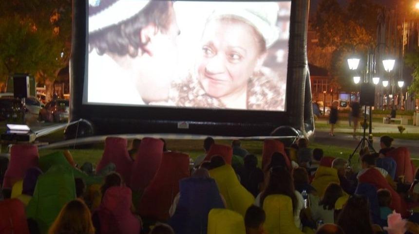 Açık Hava Sinema Günleri "şirinler" Ve "adile Teyze" İle Devam Etti