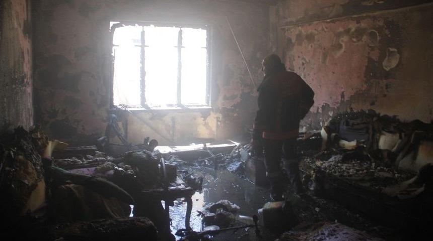 Elazığ&rsquo;da Ev Yangını: 4 Kişi Dumandan Etkilendi