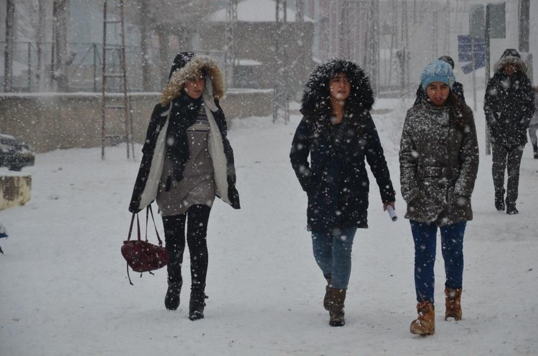 Y&uuml;ksekova&rsquo;da Kar Yağışı