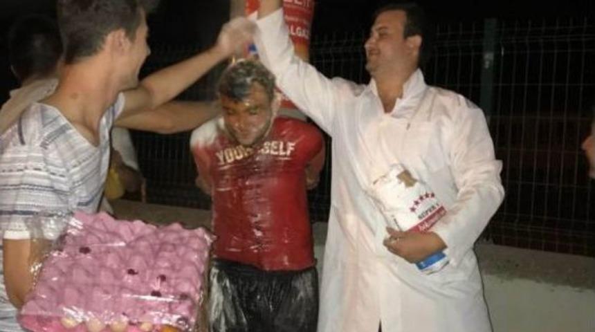 Damadı Direğe Bağlayıp &Uuml;zerine Yumurta, Ket&ccedil;ap, Un D&ouml;kt&uuml;ler