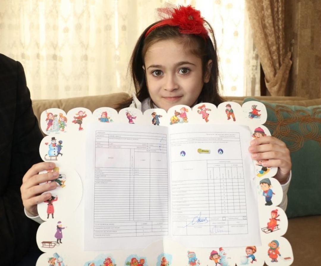 Evi Sınıfı, Koltukları Da Sırası Olan Meryem Karnesini Aldı