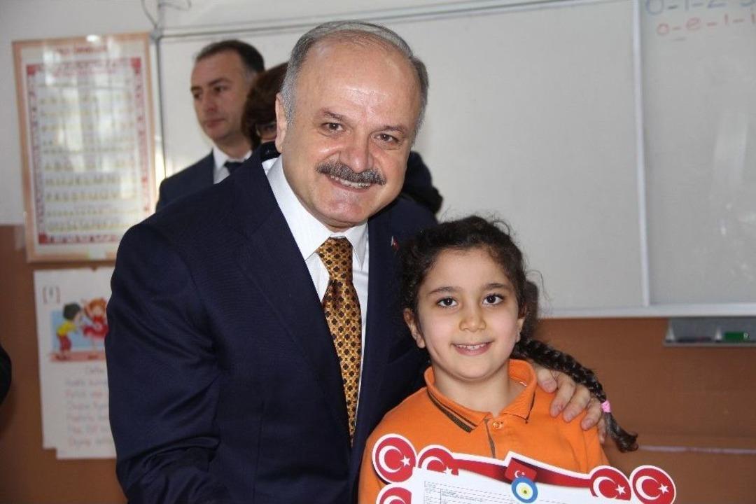 Vali &Ccedil;akacak, &Ouml;ğrencilere Karne Dağıttı