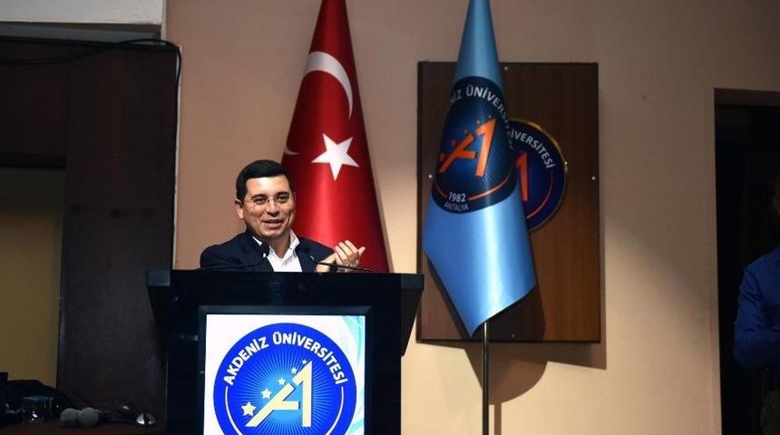 T&uuml;t&uuml;nc&uuml;, Tazeleme &Uuml;niversitesinde Derse Katıldı