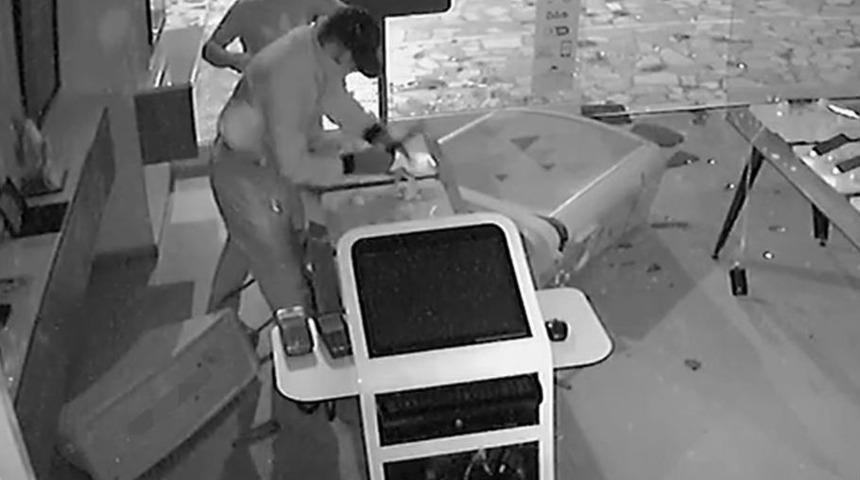 25 Saniyede 25 Bin Liralık Cep Telefonu Hırsızlığı Kamerada