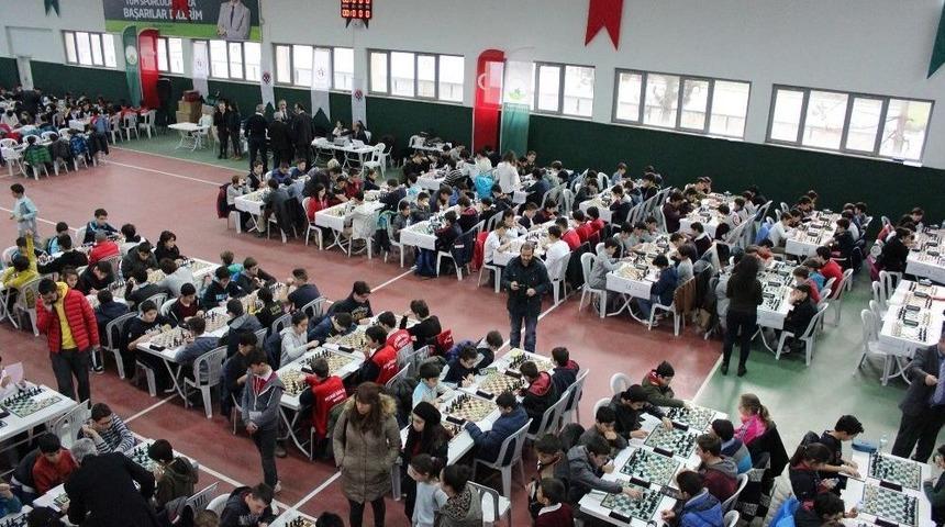 Öğrenciler Satrançta Hünerlerini Sergiledi