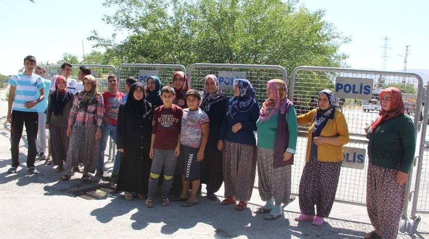Vatandaşlar Mahallelerine Kurulmak İstenen Baz İstasyonuna Tepki G&ouml;sterdi.