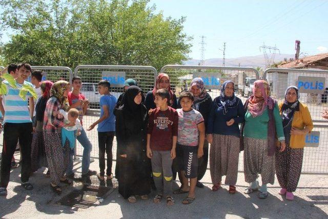 Vatandaşlar Mahallelerine Kurulmak İstenen Baz İstasyonuna Tepki Gösterdi.