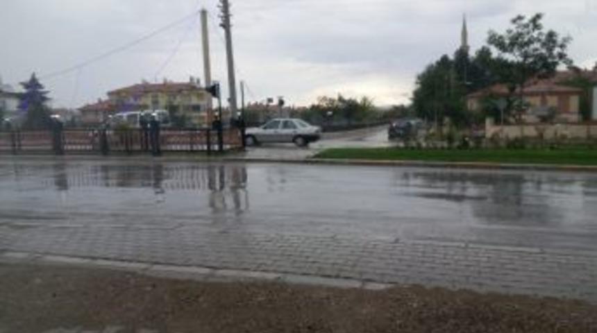 Afyonkarahisar&rsquo;da Şiddetli Yağışlar Vatandaşlara Zor Anlar Yaşattı