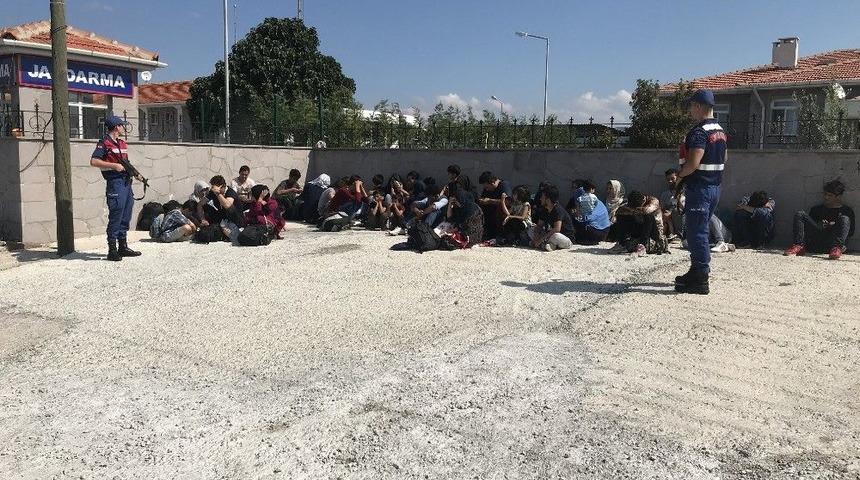 Minibüsten 45 Kaçak Çıktı