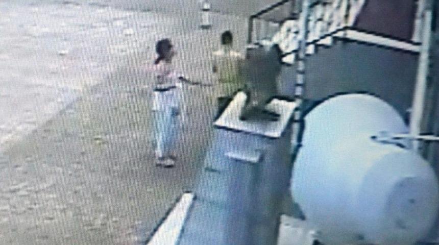 Yere D&uuml;şen T&uuml;rk Bayrağını Defalarca &Ouml;p&uuml;p Kaldırdılar