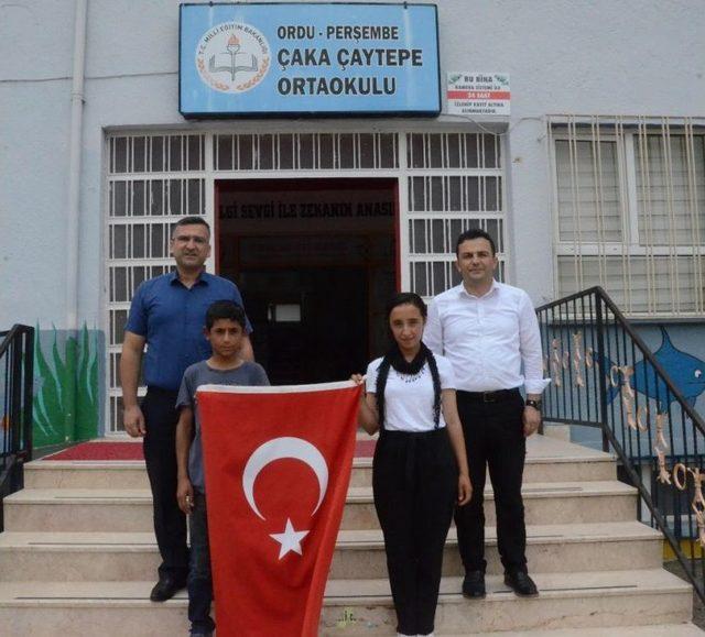 Yere Düşen Türk Bayrağını Defalarca Öpüp Kaldırdılar