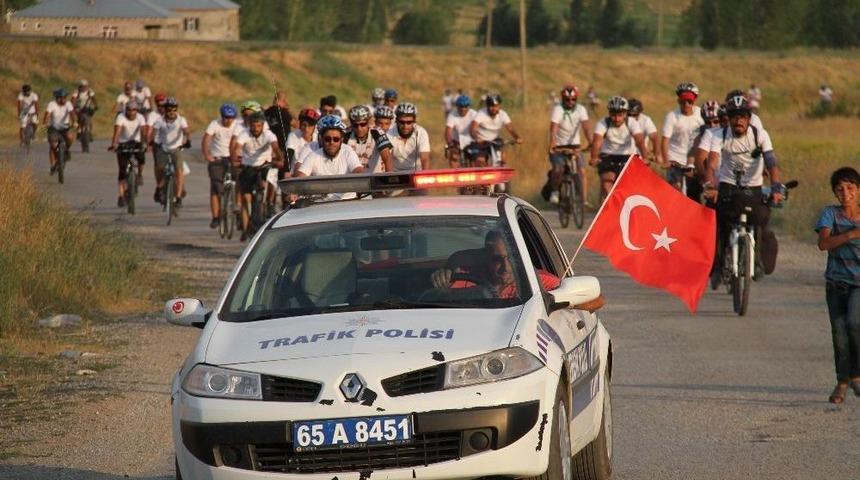1. Ulusal Van Denizi&rsquo;ni Pedallıyoruz, Etkinliğine Katılan Sporcular Muradiye Şelalesi&rsquo;nde Kamp Kurdu