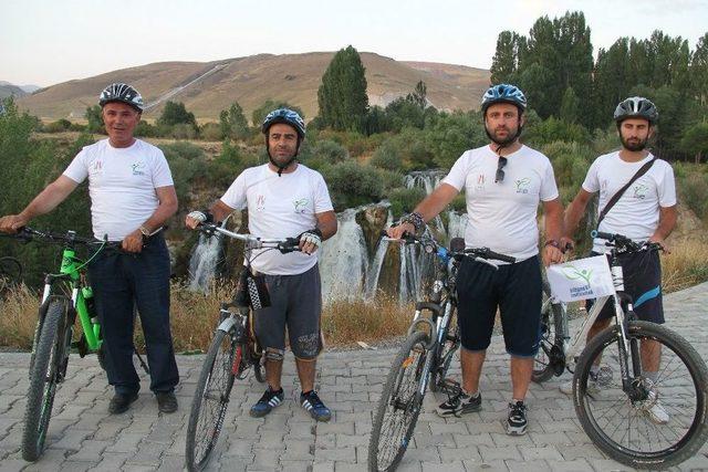 1. Ulusal Van Denizi’ni Pedallıyoruz, Etkinliğine Katılan Sporcular Muradiye Şelalesi’nde Kamp Kurdu