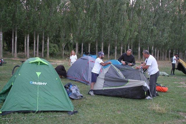 1. Ulusal Van Denizi’ni Pedallıyoruz, Etkinliğine Katılan Sporcular Muradiye Şelalesi’nde Kamp Kurdu