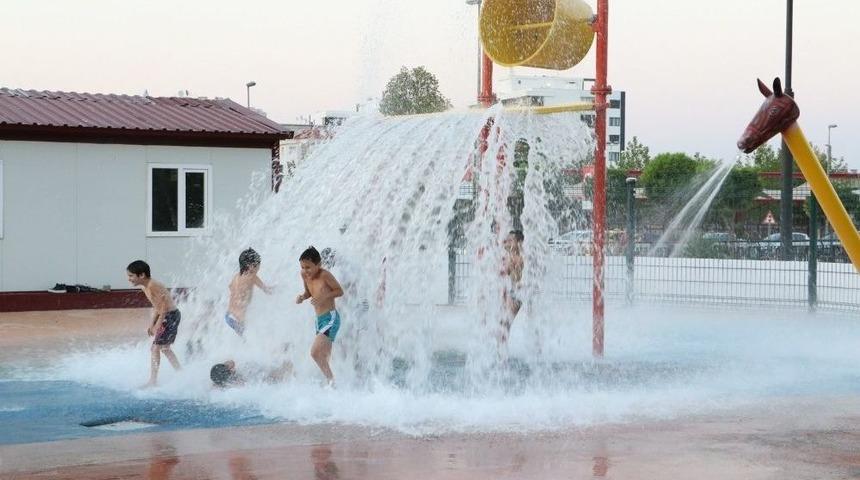 Çocuklar Hem Serinliyor Hem Eğleniyor