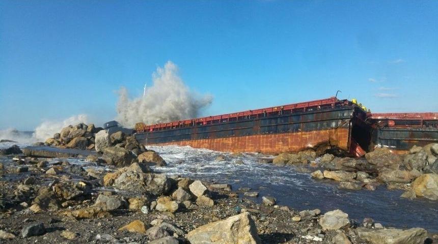 Dev Dalgalara Kapılan Kuru Y&uuml;k Gemisi Karaya &Ccedil;ıktı