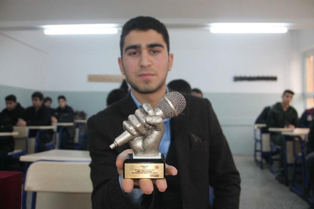 &Ouml;ğretmeninin Tavsiyesiyle Başladı, 3 Dilde Şiir Okuyor