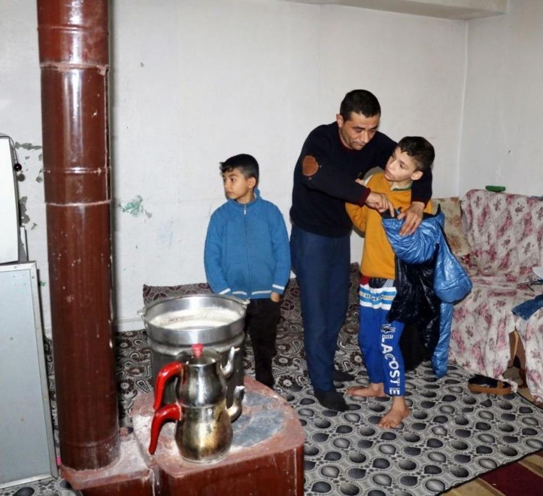 Engelli &Ccedil;ocuklarıyla Kocasının Maaş Kartlarını Ve Evdeki Eşyaları Alıp Ka&ccedil;tı