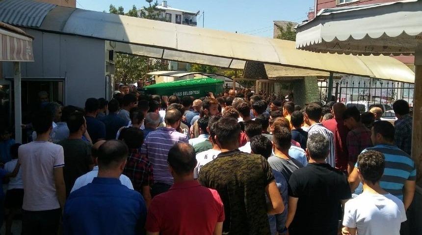 Kayalıklarda &Ouml;l&uuml; Bulunan Liseli Son Yolculuğuna Uğurlandı