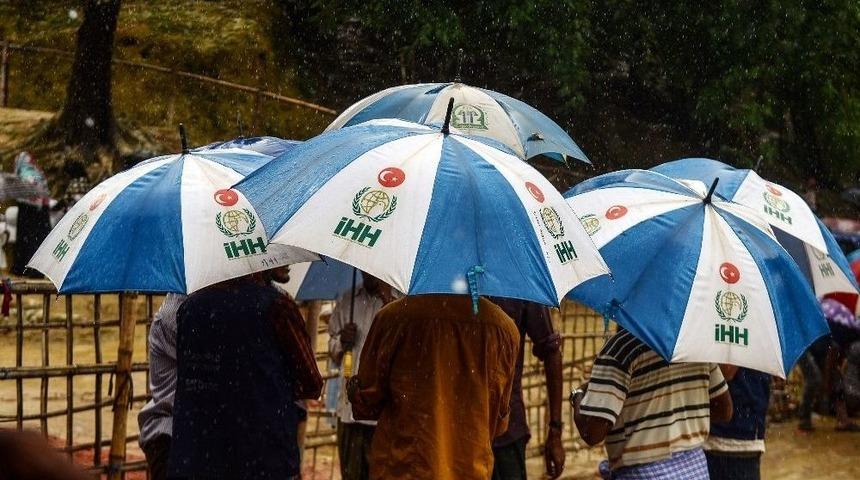 Arakanlı M&uuml;sl&uuml;manlar Yağmurdan T&uuml;rk Bayraklı Şemsiyelerle Korunuyor