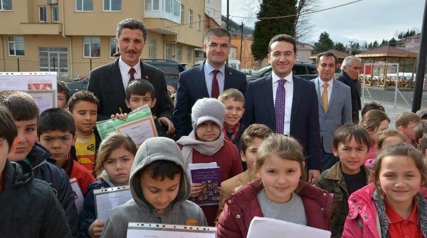 Kaymakam Ve Başkan Karne Dağıttı