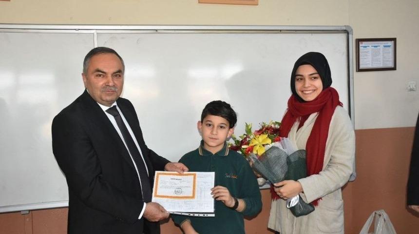 Başkan Ay &Ouml;ğrencilere Karnelerini Dağıttı