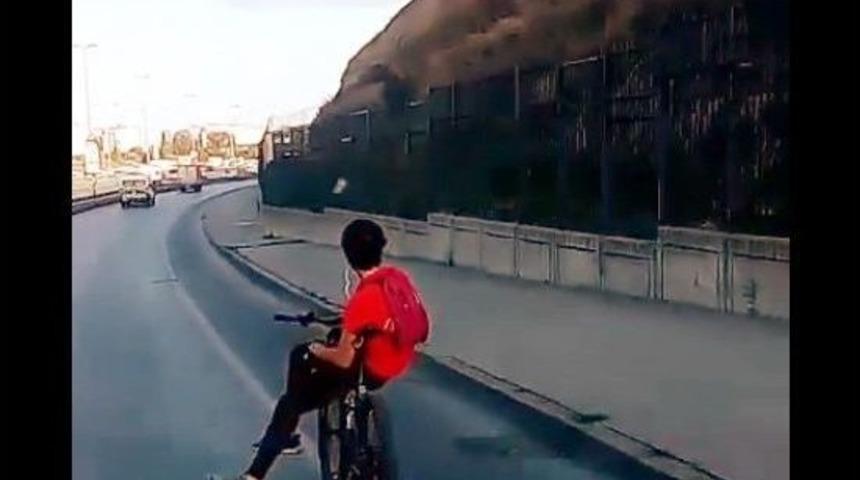 Bisikletlinin E-5 Karayolundaki Akıl Almaz Yolculuğu Kamerada