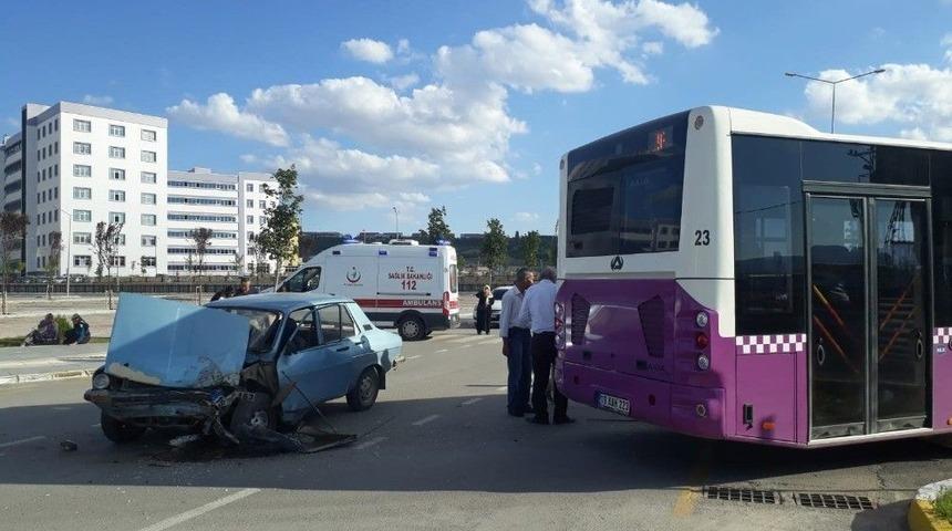 Halk Otob&uuml;s&uuml; İle Otomobil &Ccedil;arpıştı: 4 Yaralı