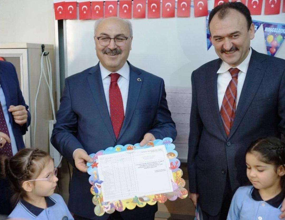 &Ouml;ğrenciler Vali K&ouml;şger&rsquo;e Karne Verdi