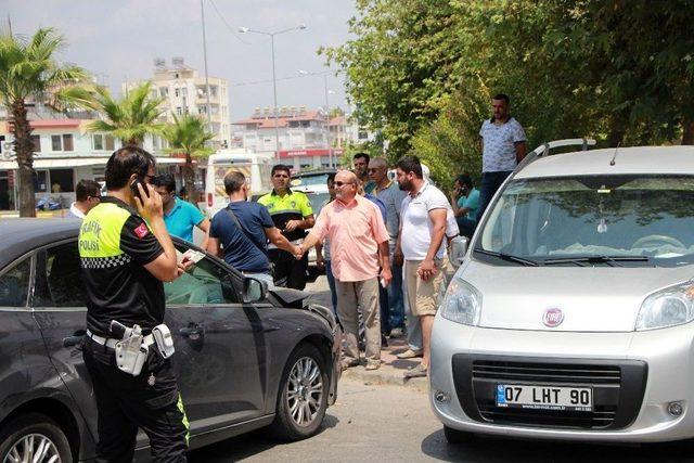 Kaldırımda Yürürken Kazanın Ortasında Kalan Yaya Yaralandı