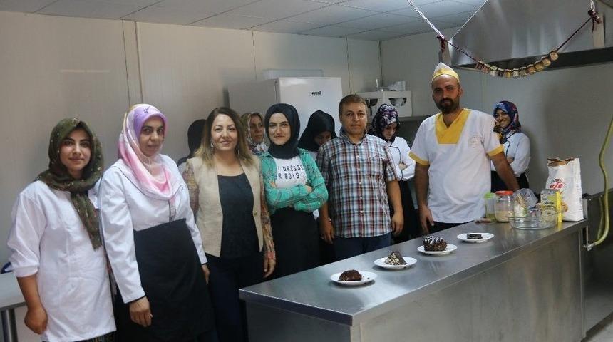 Bir Kek İle Başladılar, Şimdi Kapış Kapış Gidiyor